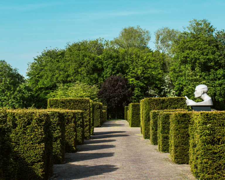 Heg laan bij het Louwman Museum