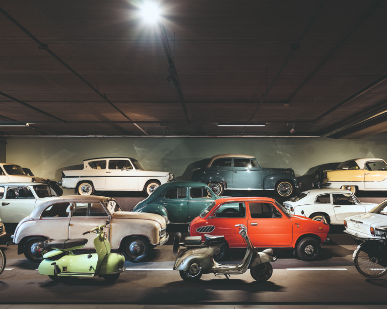Vele auto's op een tribune opstelling in het Louwman Museum