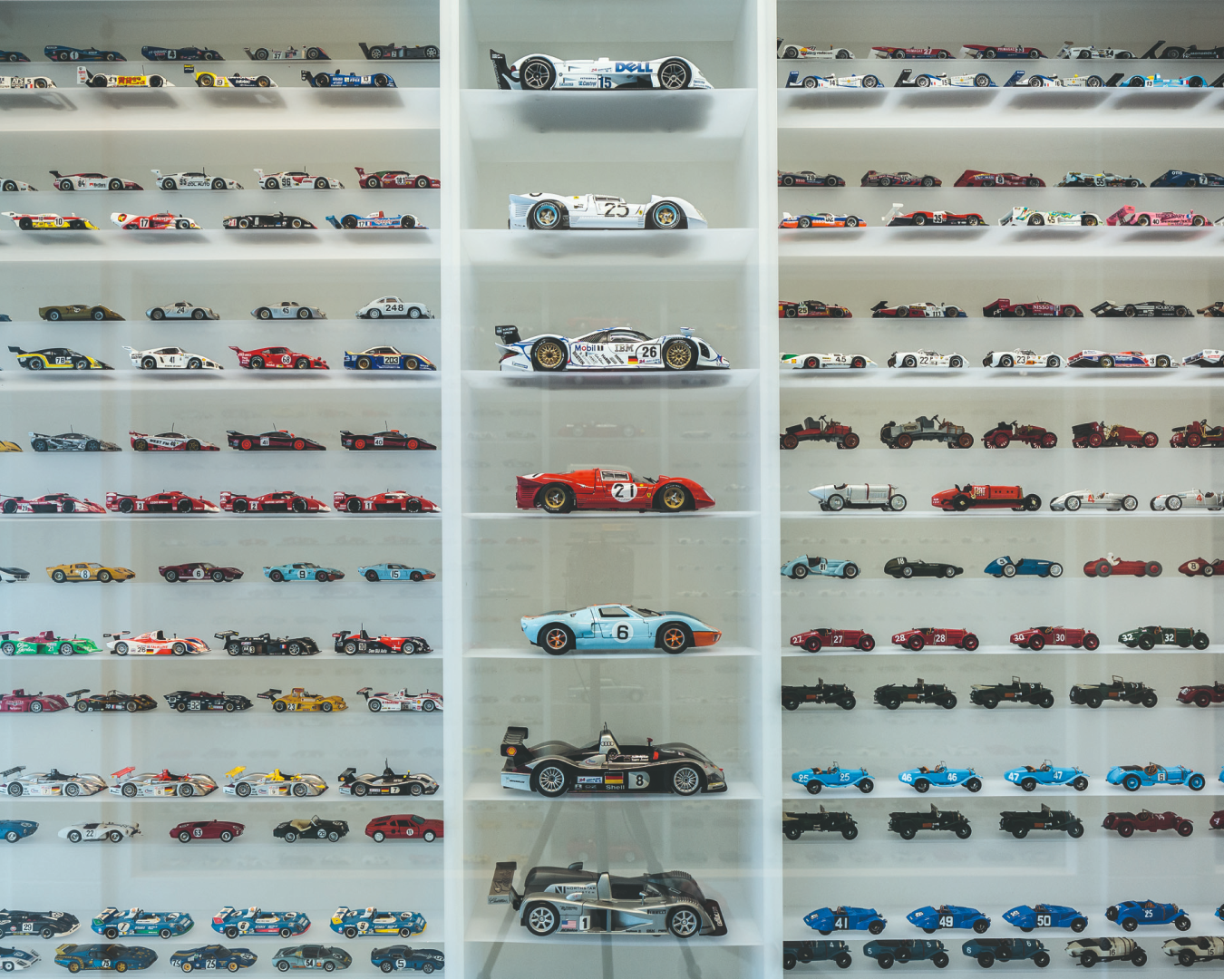 Muur met miniatuur auto