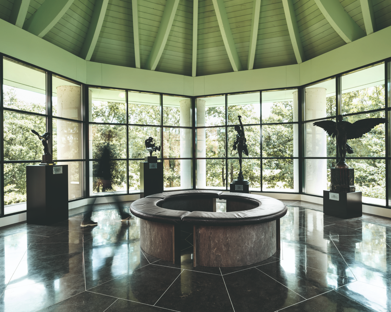 Beelden toren in het Louwman Museum.
