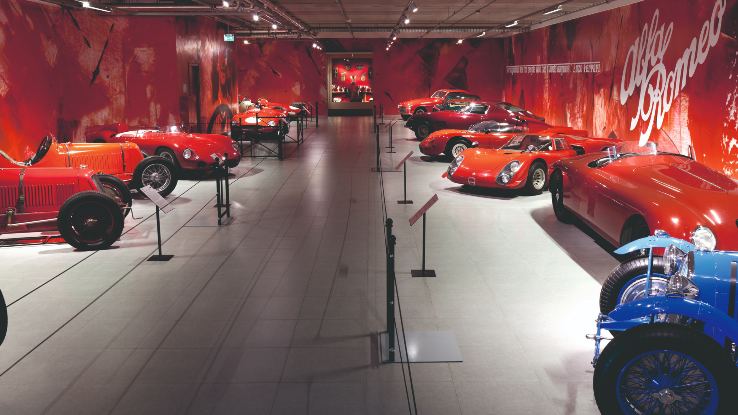 Rode hal van het Louwman Museum. Vol met rode race auto's